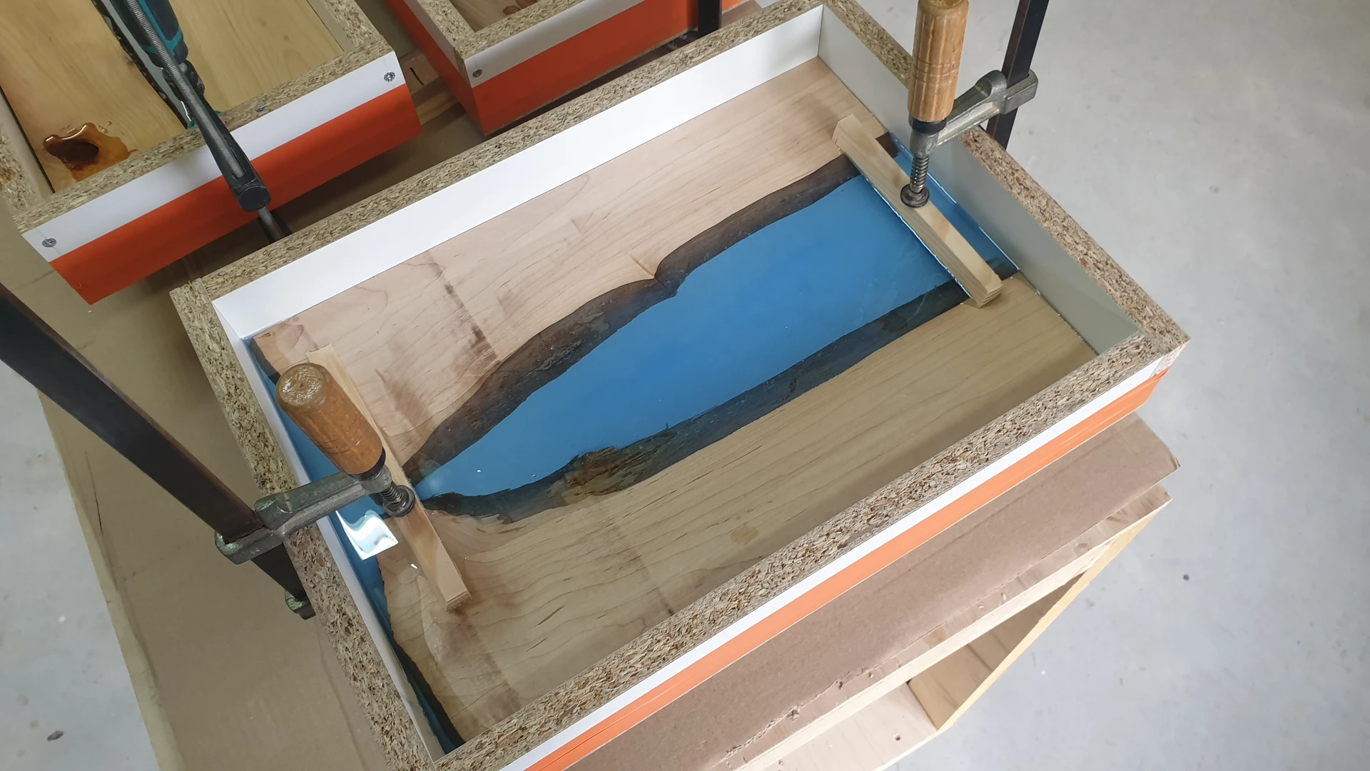 Table en résine et bois XXX Table en résine et bois XXX