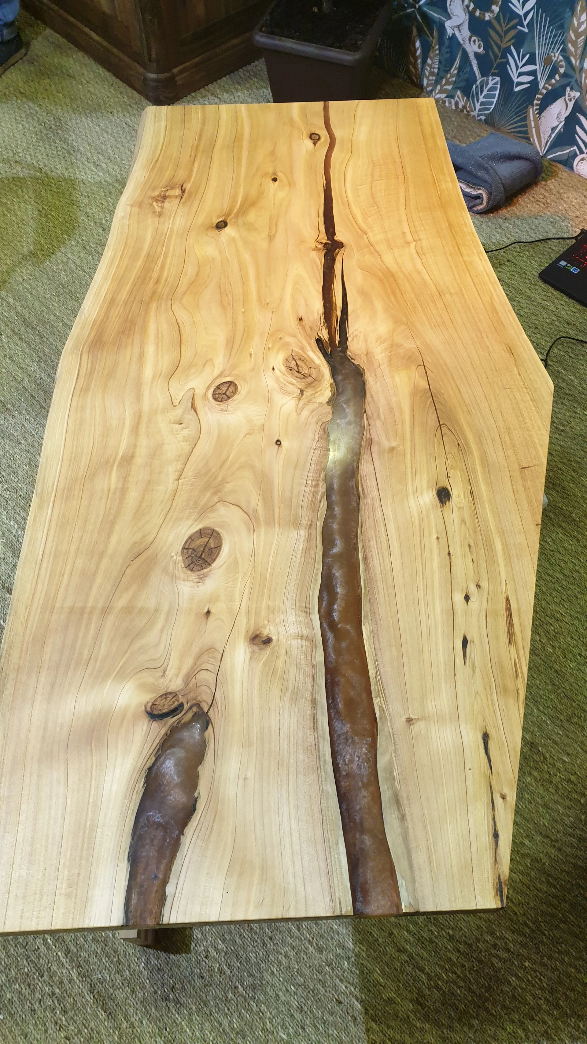 Table en résine et bois XXX Table en résine et bois XXX