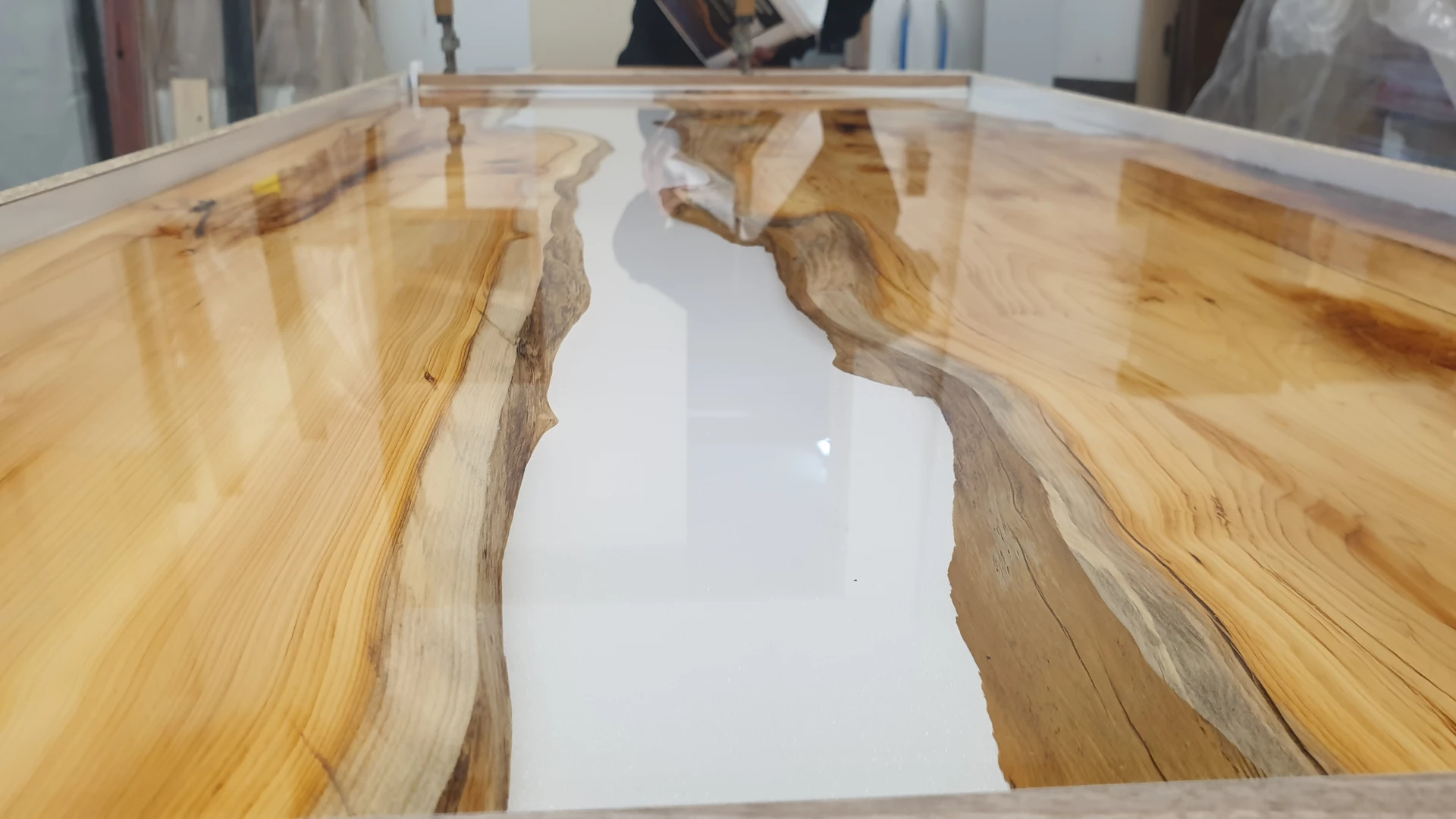 Table en résine et bois XXX Table en résine et bois XXX