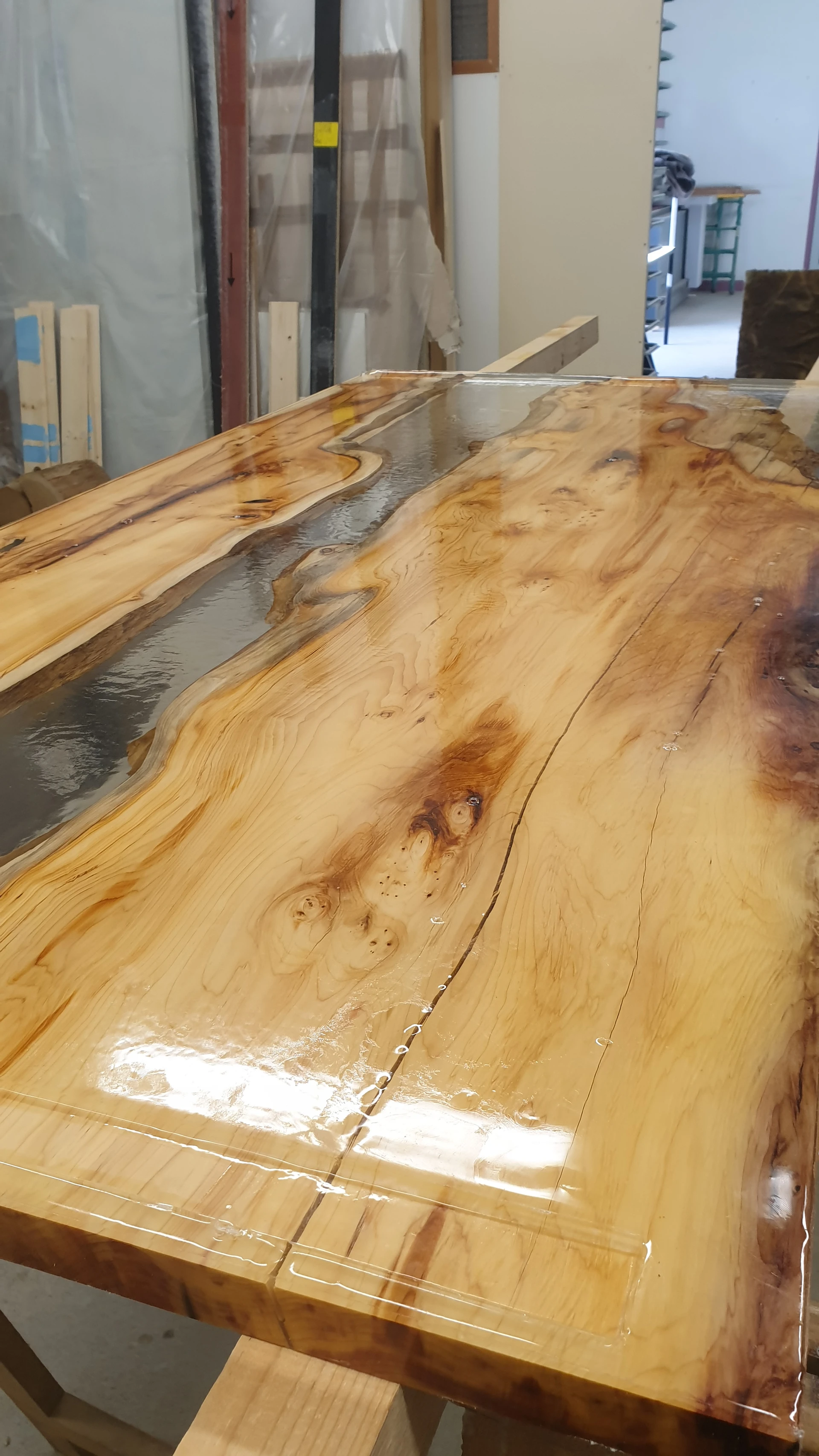 Table en résine et bois XXX Table en résine et bois XXX