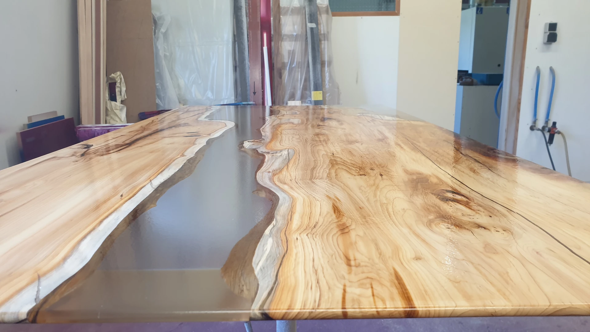 Table en résine et bois XXX Table en résine et bois XXX