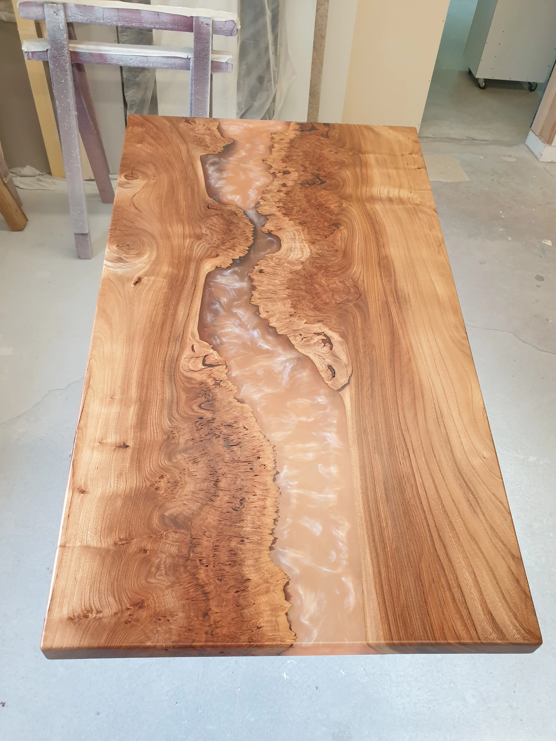 Table en résine et bois XXX Table en résine et bois XXX