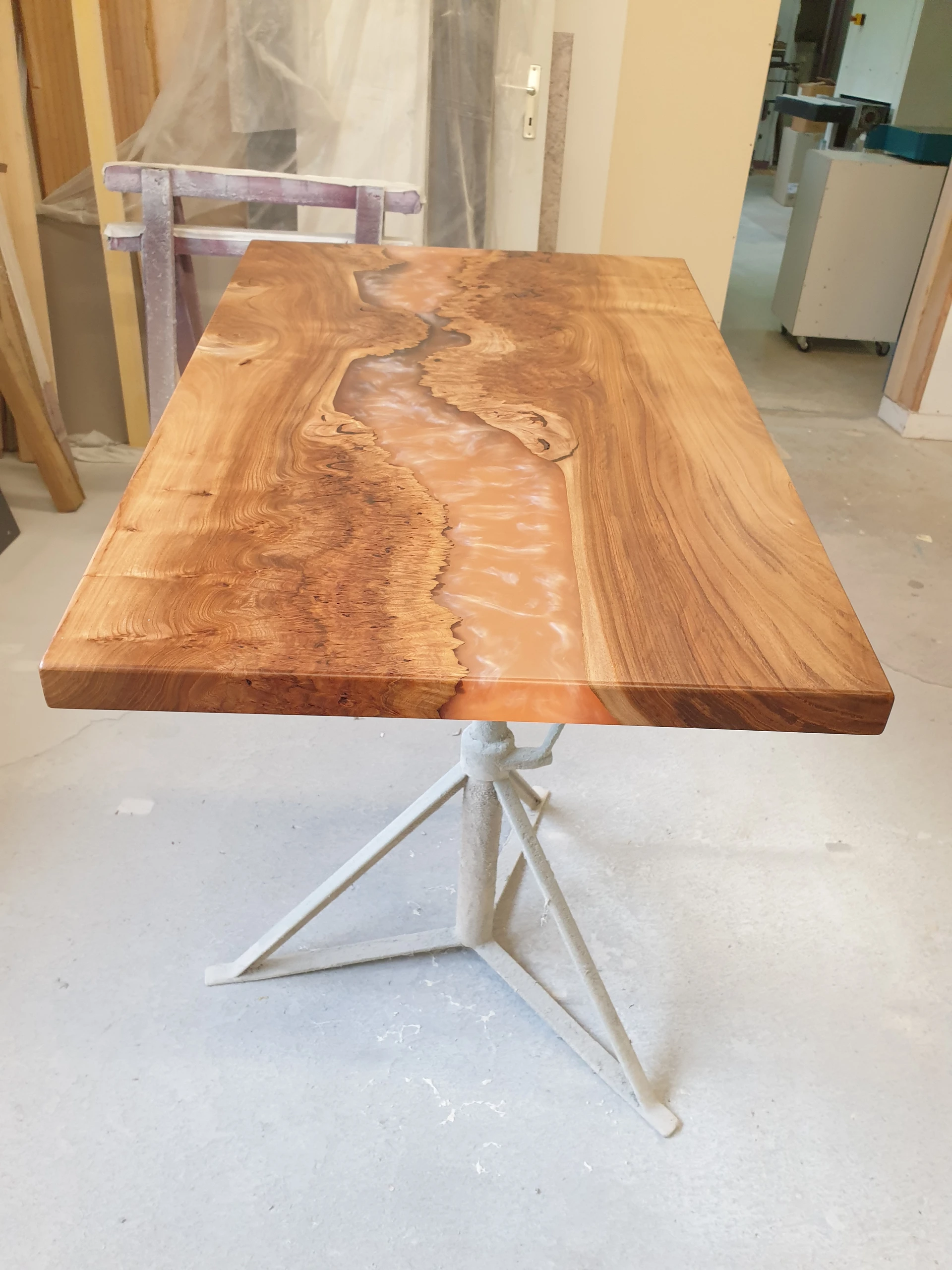 Table en résine et bois XXX Table en résine et bois XXX